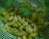Foto langkah ke 1 dari resep Oseng Pare Hati Ampela.