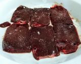 Foto del paso 1 de la receta: ESCALOPINES DE Hígado 🥩en Reducción de Vino Tinto y Cebolla...!
