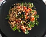 Foto del passaggio 7 della ricetta Insalata di farro con olive, pomodorini, rucola e grana padano 🍅🌱