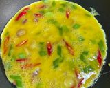 Foto langkah ke 2 dari resep Telur Dadar Pratunam.