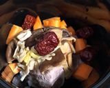 Hình bước làm 2 của món Canh Sườn non hầm táo, nấm, cà rốt và kim châm