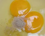 Foto langkah ke 2 dari resep Telur Dadar Rawis.