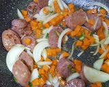 รูปขั้นตอนการทำที่ 1 ของ ข้าวผัดแหนม