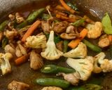 Foto langkah ke 3 dari resep Gai Pad Nam Prik Pao (Thai Chili Paste Chicken Stir Fry) 🇹🇭.