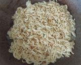 Foto langkah ke 3 dari resep Omelet Mie.
