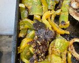 Une image de l'étape 5 de Poivrons grillés marinés au pesto de céleri.