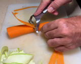 Foto del paso 1 de la receta: Ensalada de tomates, aguacate, verduras encurtidas y rulo de cabra tostado