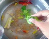 รูปขั้นตอนการทำที่ 3 ของ ต้มยำโครงไก่ใส่เห็ด