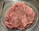 Foto del paso 1 de la receta: Milanesa de puerco 🐷 en salsa roja