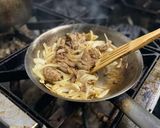 Foto del paso 3 de la receta: Gyudon: fetas de carne salteadas con cebolla sobre un colchón de arroz