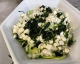 Une image de l'étape 8 de Salade de concombre à la crème, oignon doux, feta et coriandre.