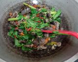 Foto langkah ke 5 dari resep Tumis Ati Ampela Kemangi Pedas.