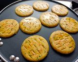 કોથમીર મરચા બિસ્કિટ ભાખરી (Biscuit bhakhri recipe in Gujarati) રેસીપી સ્ટેપ4ફોટો