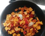 Une image de l'étape 1 de Pâtes à la feta et au potimarron.