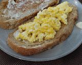 Foto langkah ke 5 dari resep Sandwich scramble egg, salad, n bacon.