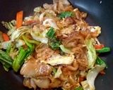 รูปขั้นตอนการทำที่ 6 ของ ก๋วยเตี๋ยวผัดขี้เมาซีฟู้ด