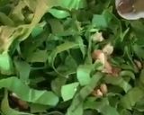 صورة لخطوة 2 من وصفة سلطة الفراولة بالسبانخ 🍓🌿
