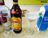 Hình bước làm 2 của món Cocktail White Russian