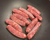 Foto del paso 1 de la receta: Tapa de salchichas encebolladas