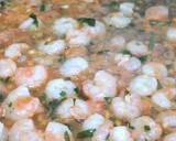 Foto del paso 1 de la receta: Espinacas con gambas y guisantes