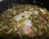 Foto del paso 10 de la receta: Guisantes y habitas con jamón y huevos escalfados