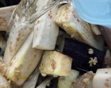 Foto langkah ke 3 dari resep Oseng Terong Tahu Ayam Bakso.