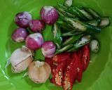 Foto langkah ke 1 dari resep Udang Kemangi Lada Hitam Saori.