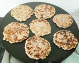 A picture of step 7 of Sabudana thalipeeth.