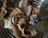Foto langkah ke 2 dari resep Ikan Gabus Asin Masak Asam Manis.