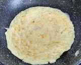 Foto del paso 2 de la receta: Rollitos de tortilla de queso y jamón