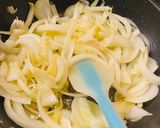 Hình bước làm 3 của món Vào bếp cùng con: Onion jam hay mứt hành tây mặn ngọt với dấm dâu tằm