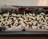 Foto langkah ke 7 dari resep Crunchy Melted Almond Brownies.