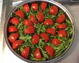 Une image de l'étape 6 de Salade de roquette aux tomates divinina,oignon rouge et mozzarella di buffala.