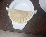 Foto del paso 6 de la receta: Empanadillas de merluza, gambas, palitos de cangrejo y huevo duro al horno con ensalada