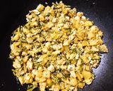 Foto del paso 4 de la receta Revuelto de gambas, patatas y espárragos trigueros