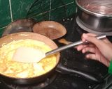 Foto langkah ke 3 dari resep Telur Dadar Oregano Less Oil.