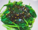 Foto langkah ke 4 dari resep Rujak Kangkung Dadakan Khas Jawa Barat.