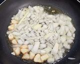 Foto del paso 2 de la receta: Colas de carabinero peladas con setas shiitake y pimiento rojo