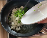 Foto del paso 2 de la receta: Arroz con vieiras y merluza