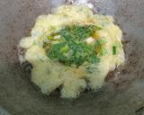 Foto langkah ke 2 dari resep Telur Dadar Siram Bumbu Pecel.