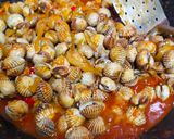 Foto langkah ke 5 dari resep Kerang Dara Saus Padang.