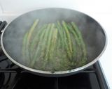 Foto del paso 12 de la receta: Filetes de atún plancha con espárragos trigueros