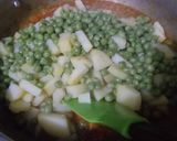 A picture of step 5 of Mazaydar or quick Aloo Matar chicken.