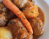 Foto del paso 12 de la receta: Albóndigas y butifarra con chipirones, patatas y zanahorias baby