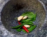 รูปขั้นตอนการทำที่ 1 ของ ก๋วยเตี๋ยวลุยสวนไก่สับ