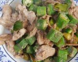 รูปขั้นตอนการทำที่ 2 ของ หมูผัดกระเจี๊ยบเขียว