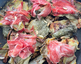 Foto del paso 6 de la receta: Flores de alcachofas con jamón ibérico, piñones, pistachos 😜😜😜😜