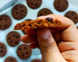 Foto langkah ke 8 dari resep Cookies Coklat RENYAH.