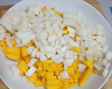Foto del paso 1 de la receta: Crujiente de Mango, Pera y Pasas
