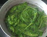 A picture of step 2 of Lasooni Palak Paneer.